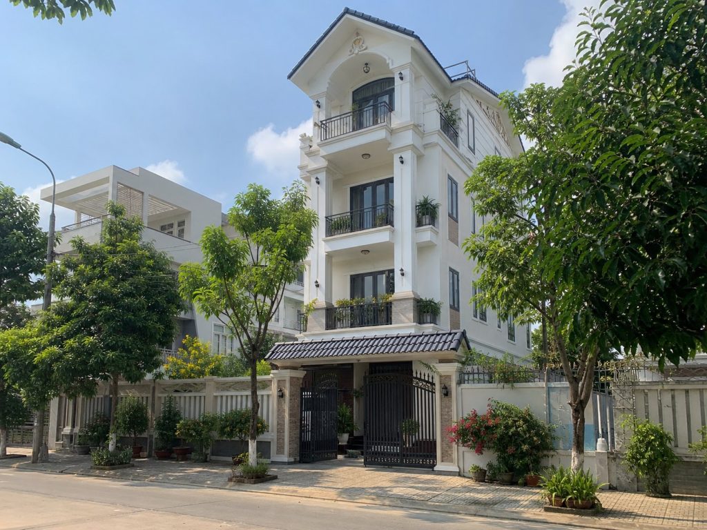 Nhà hẻm xe hơi 5 tầng có không gian kinh doanh nhỏ tại Vĩnh Long